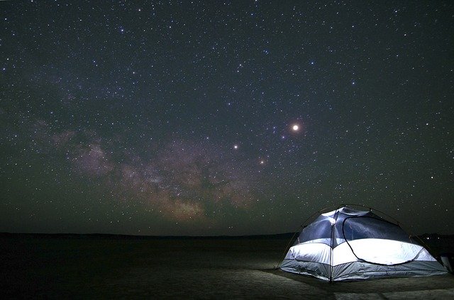 Camping avec tente et étoiles 